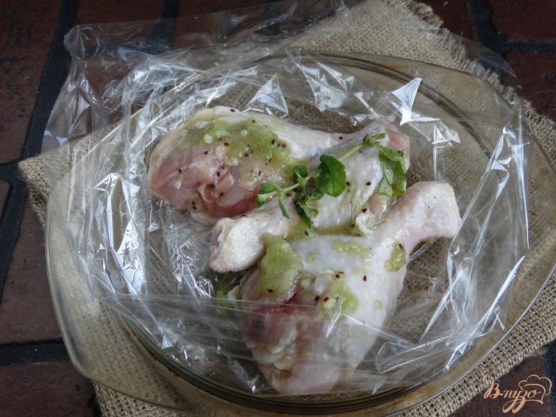 Фото приготовление рецепта: Куриные голени в киви-мятном маринаде шаг №6