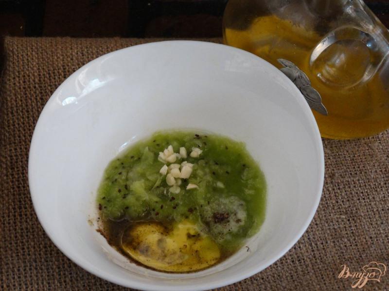 Фото приготовление рецепта: Куриные голени в киви-мятном маринаде шаг №2