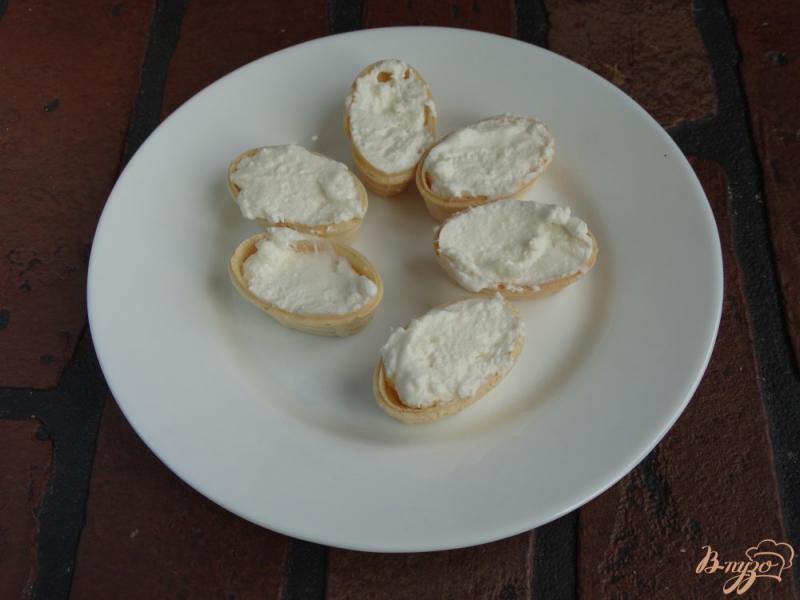 Фото приготовление рецепта: Корзинки со сливочным сыром и ягодами шаг №5