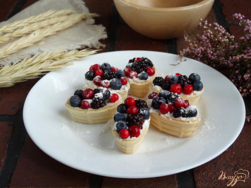 Фото приготовление рецепта: Корзинки со сливочным сыром и ягодами шаг №8