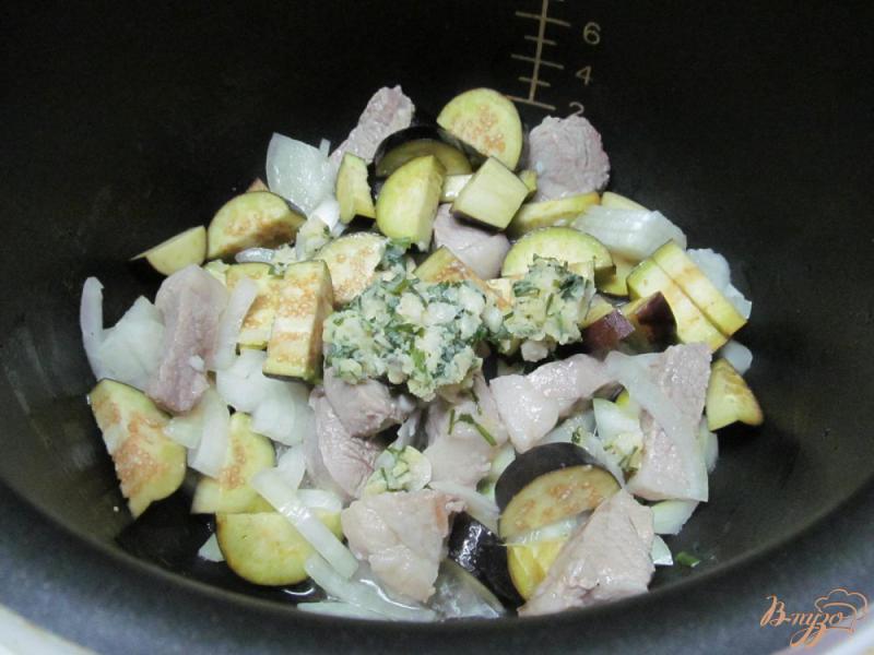 Фото приготовление рецепта: Перловка со свининой и баклажаном шаг №5