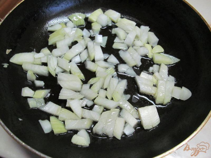Фото приготовление рецепта: Оладушки из кабачка с яйцами и карамелизированным луком шаг №1