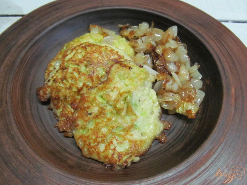 Фото приготовление рецепта: Оладушки из кабачка с яйцами и карамелизированным луком шаг №5