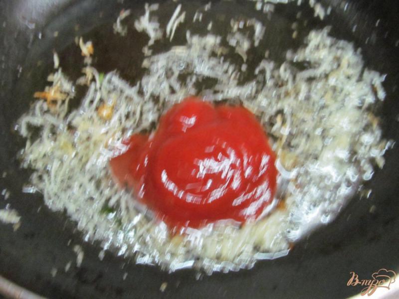 Фото приготовление рецепта: Домашние колбаски в лаваше с соусом шаг №2