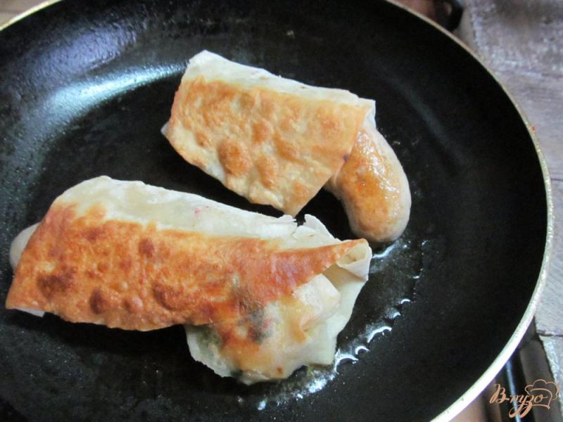 Фото приготовление рецепта: Домашние колбаски в лаваше с соусом шаг №6