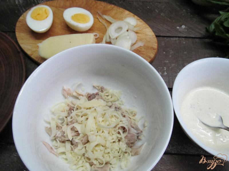 Фото приготовление рецепта: Салат из курицы с малиной и сыром шаг №2