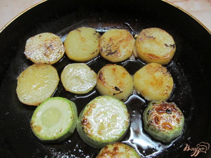 Фото приготовление рецепта: Свинина с овощами под сметанным соусом шаг №3