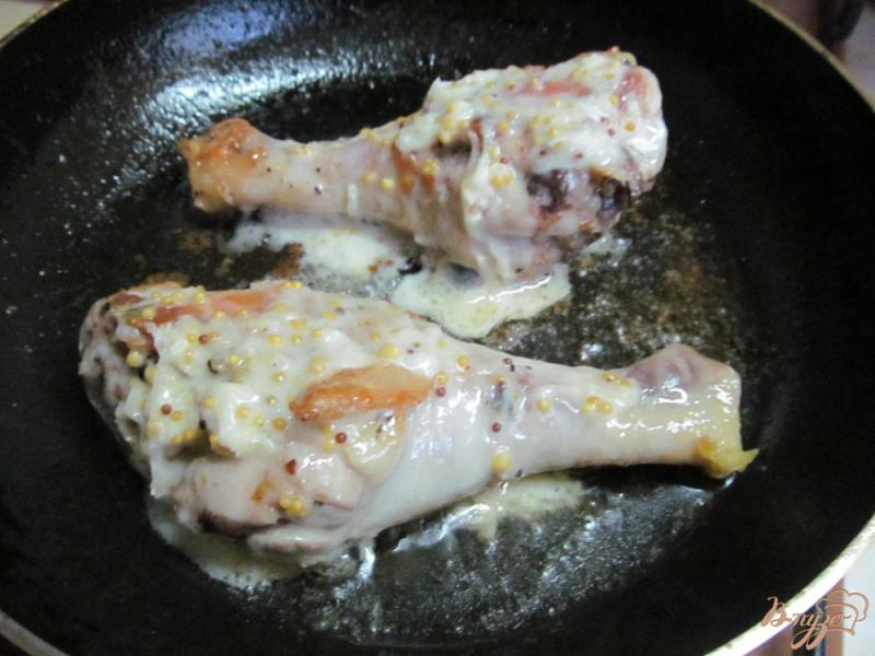 Фото приготовление рецепта: Куриные ножки с рисом и соусом шаг №3