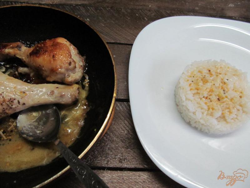 Фото приготовление рецепта: Куриные ножки с рисом и соусом шаг №7