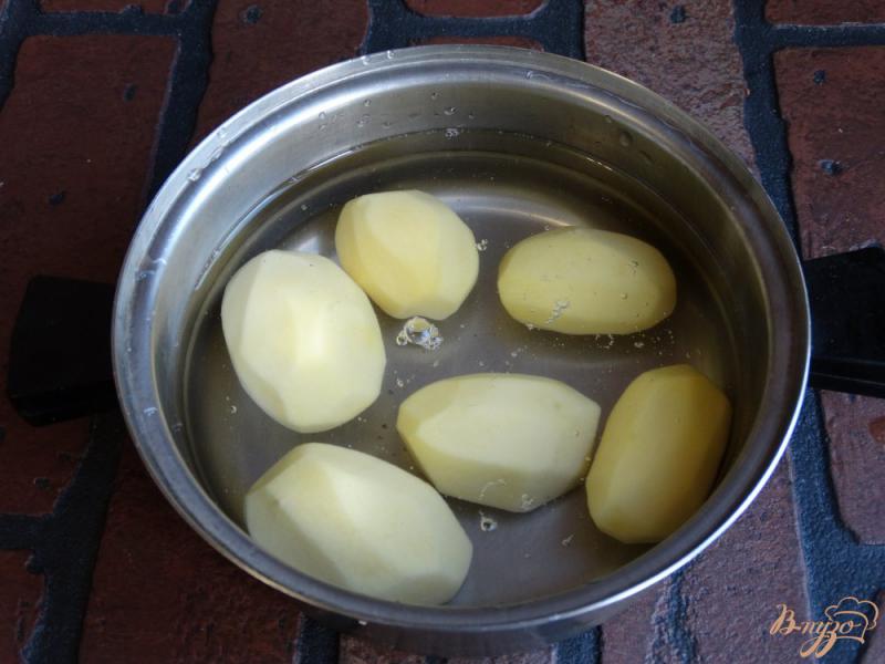 Фото приготовление рецепта: Картофель запеченный с розмарином и чесноком шаг №1