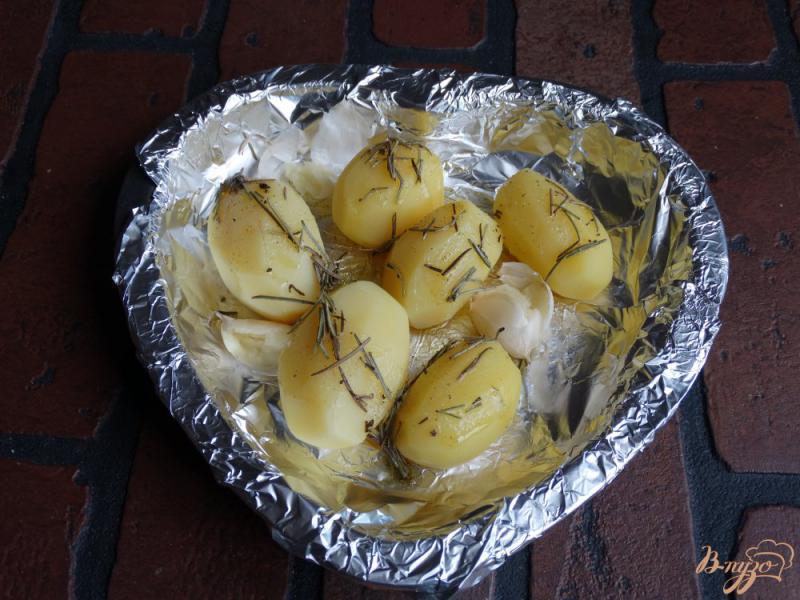 Фото приготовление рецепта: Картофель запеченный с розмарином и чесноком шаг №5
