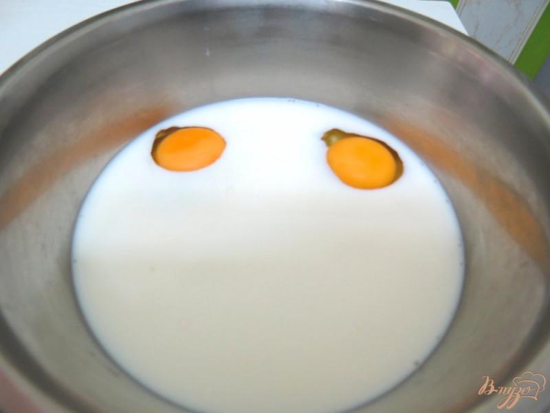 Фото приготовление рецепта: Пышные панкейки на молоке шаг №2