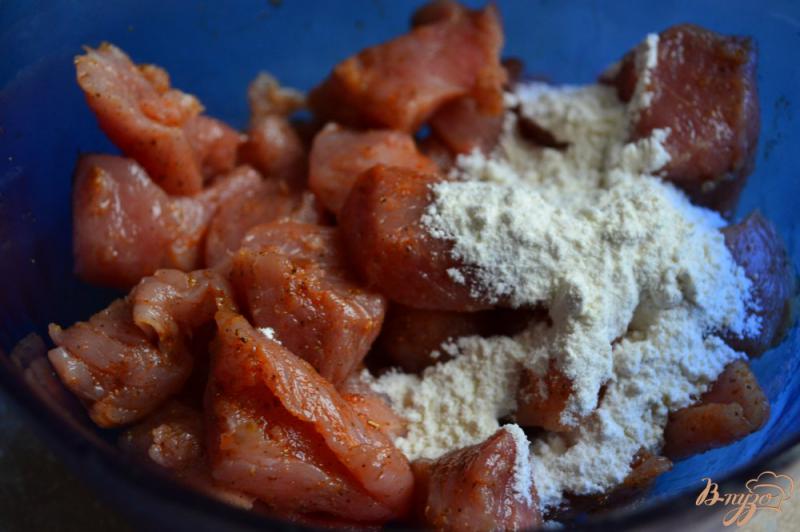 Фото приготовление рецепта: Тушеный картофель со свининой шаг №2