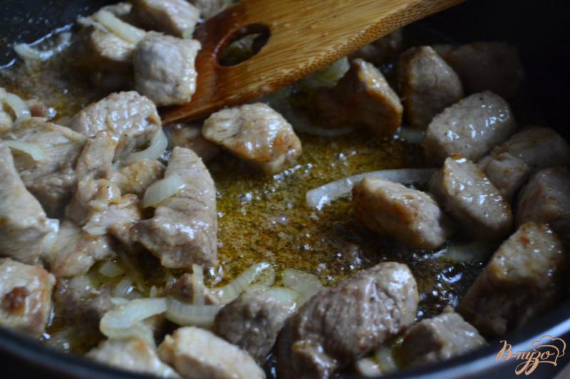 Фото приготовление рецепта: Тушеный картофель со свининой шаг №3