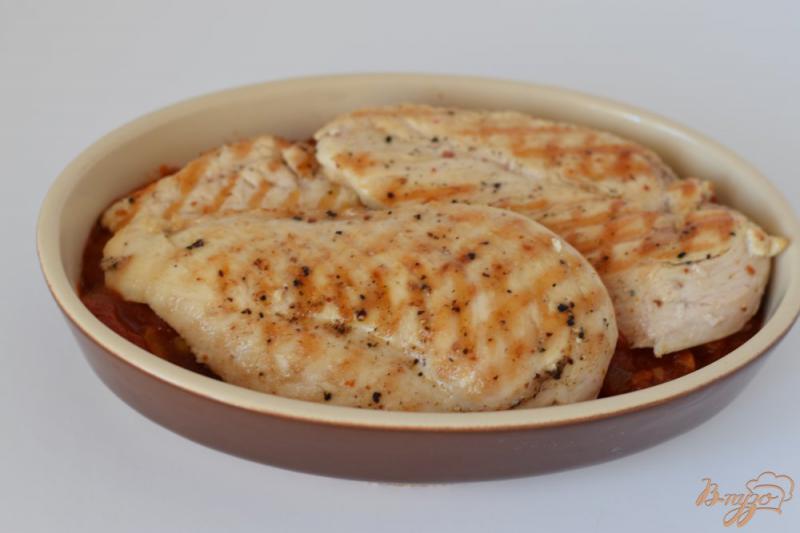 Фото приготовление рецепта: Куриное филе с моцареллой в томатном соусе шаг №9