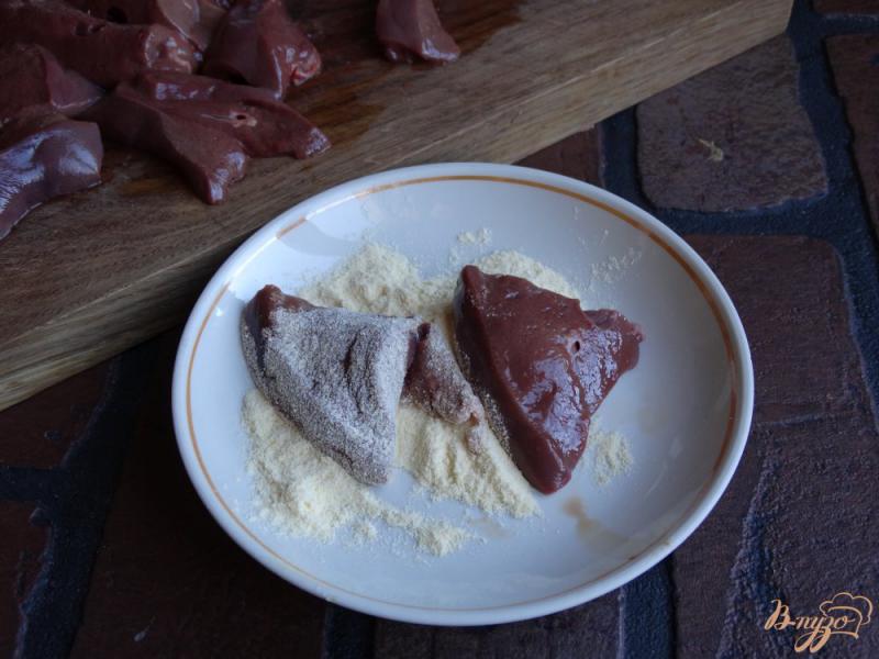 Фото приготовление рецепта: Печень тушеная с локвой в сливках шаг №2