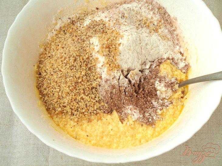 Фото приготовление рецепта: Шоколадно-яблочный пирог с ореховой крошкой и шоколадной глазурью шаг №3