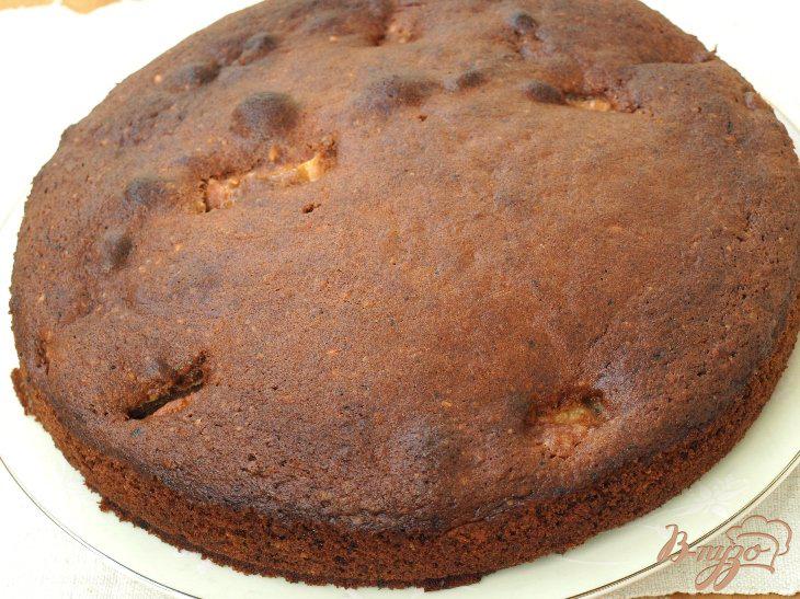 Фото приготовление рецепта: Шоколадно-яблочный пирог с ореховой крошкой и шоколадной глазурью шаг №6