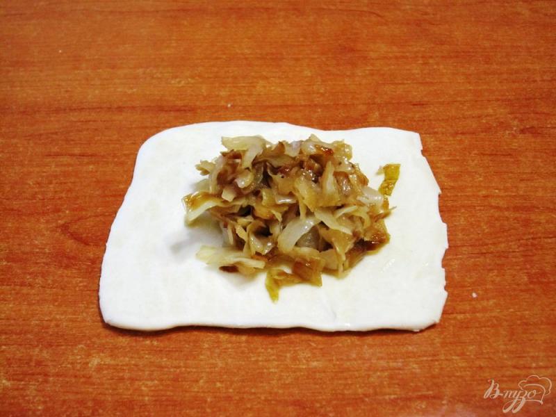 Фото приготовление рецепта: Пирожки с капустой из слоеного теста шаг №6
