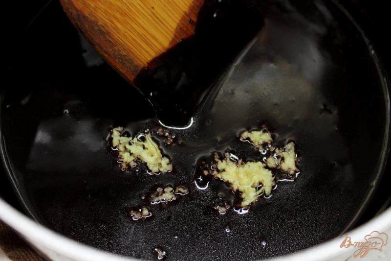 Фото приготовление рецепта: Шоколад с имбирем и грецким орехом шаг №5