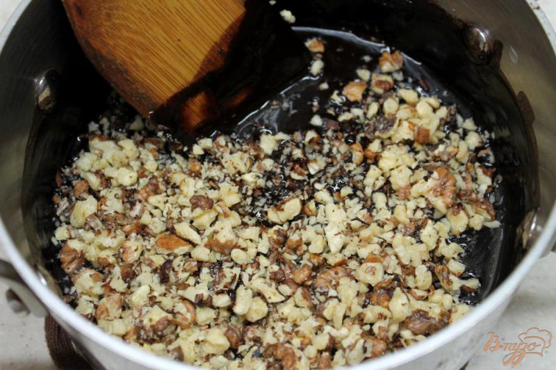 Фото приготовление рецепта: Шоколад с имбирем и грецким орехом шаг №6
