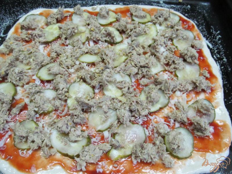 Фото приготовление рецепта: Пицца со свининой моцареллой и базиликом шаг №7