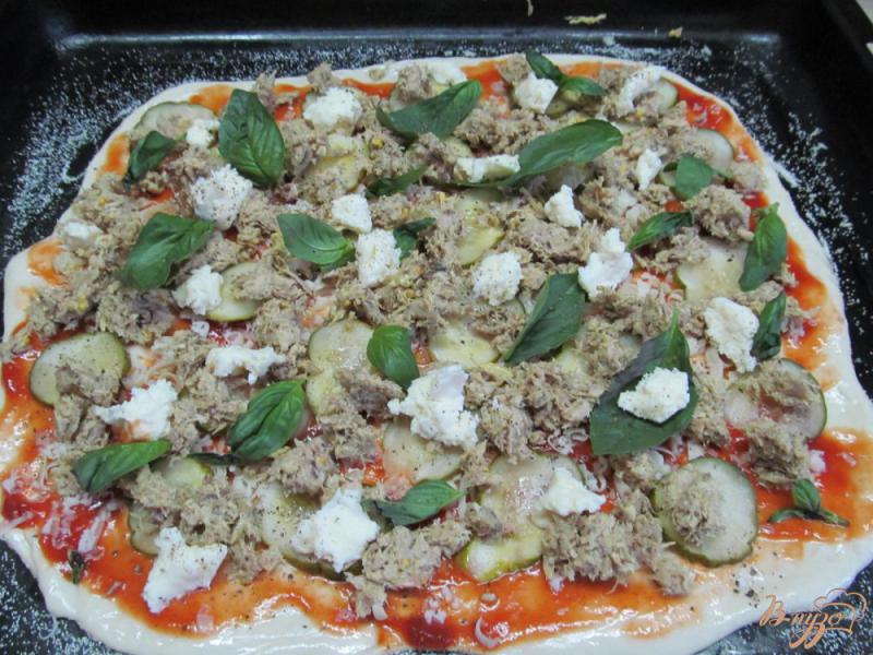 Фото приготовление рецепта: Пицца со свининой моцареллой и базиликом шаг №8