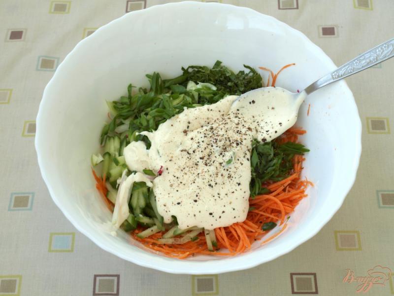 Фото приготовление рецепта: Овощной салат с редисом и сырой морковью шаг №3