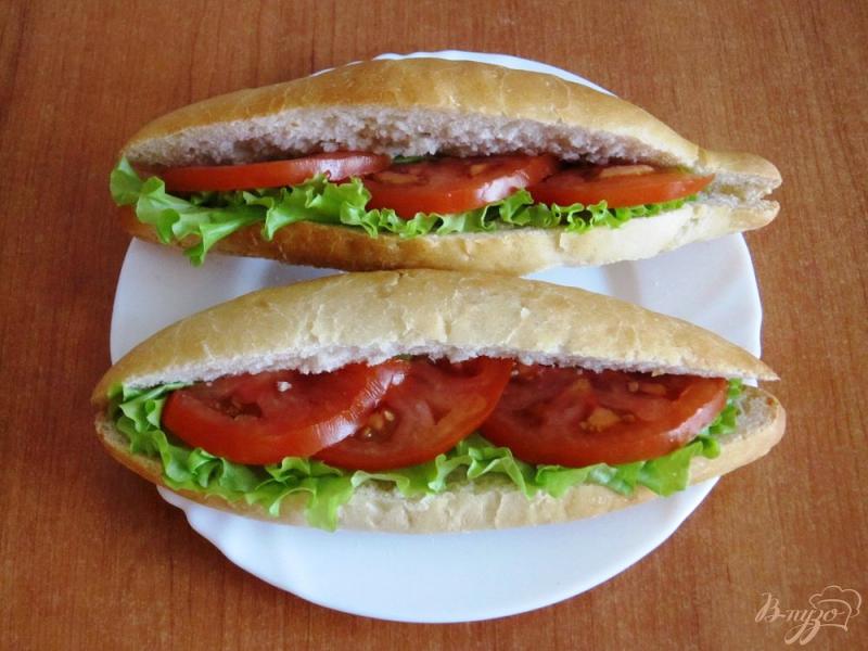 Фото приготовление рецепта: Сэндвичи с обжаренными сосисками шаг №5