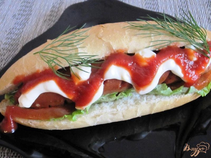 Фото приготовление рецепта: Сэндвичи с обжаренными сосисками шаг №7