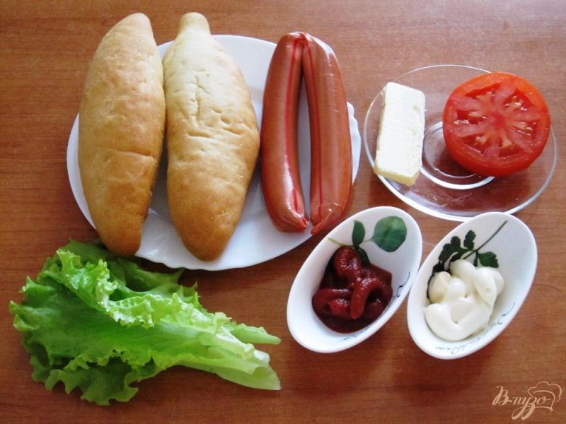 Фото приготовление рецепта: Сэндвичи с обжаренными сосисками шаг №1