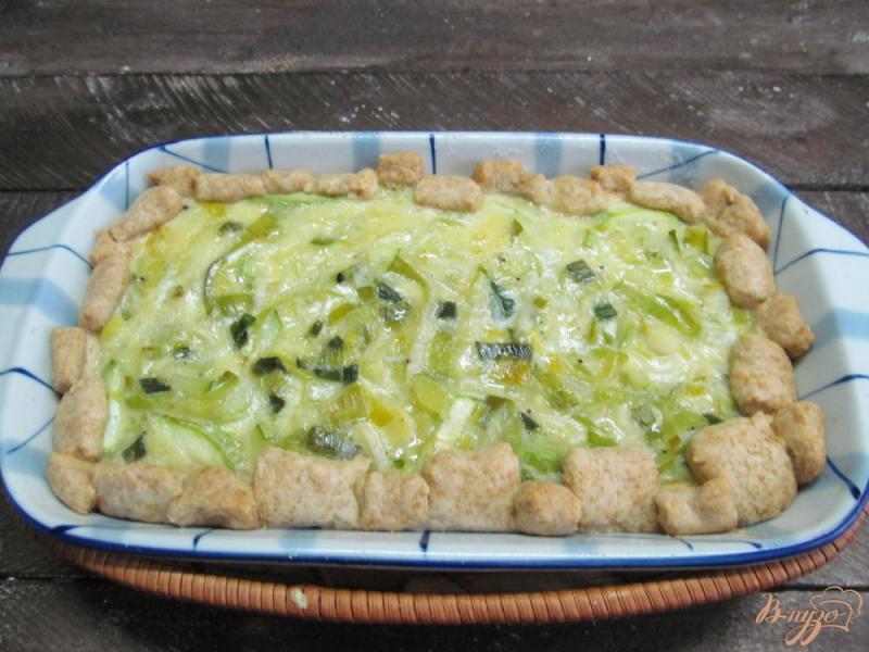 Фото приготовление рецепта: Пирог с луком порей и кабачком шаг №10