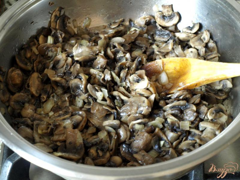 Фото приготовление рецепта: Суп-пюре из шампиньонов с сухариками шаг №1