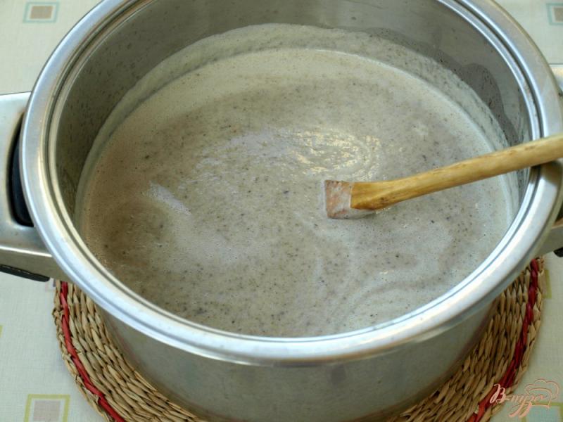 Фото приготовление рецепта: Суп-пюре из шампиньонов с сухариками шаг №4