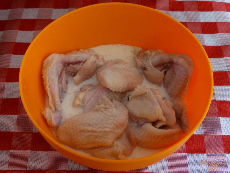Фото приготовление рецепта: Куриные крылышки с лаймом и базиликом шаг №5