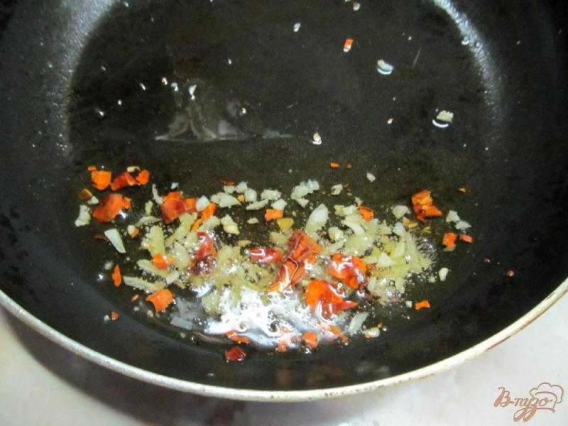 Фото приготовление рецепта: Спагетти с чесноком и перцем чили шаг №4