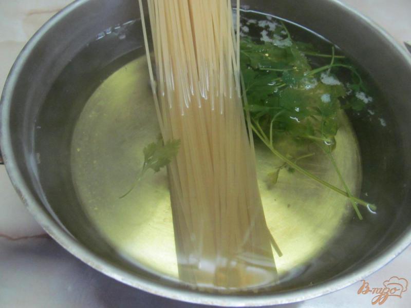 Фото приготовление рецепта: Спагетти с чесноком и перцем чили шаг №3