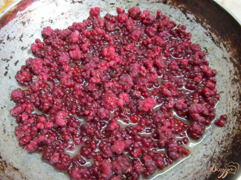 Фото приготовление рецепта: Бисквитный пирог с малиной шаг №4