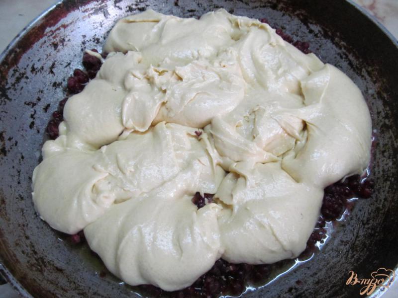 Фото приготовление рецепта: Бисквитный пирог с малиной шаг №6