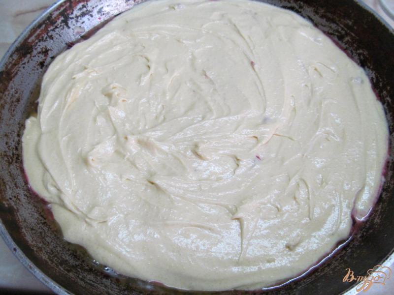 Фото приготовление рецепта: Бисквитный пирог с малиной шаг №7