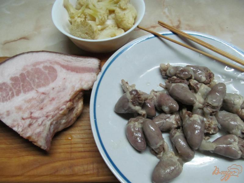 Фото приготовление рецепта: Шашлычки из куриных сердечек с цветной капустой шаг №2