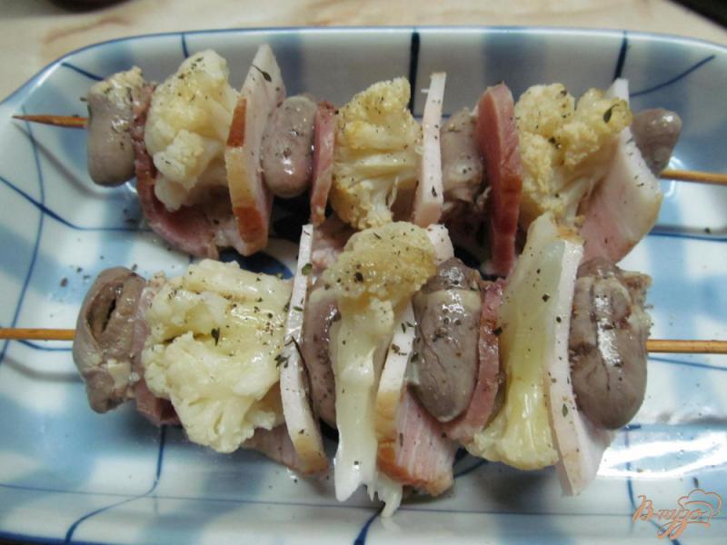 Фото приготовление рецепта: Шашлычки из куриных сердечек с цветной капустой шаг №3