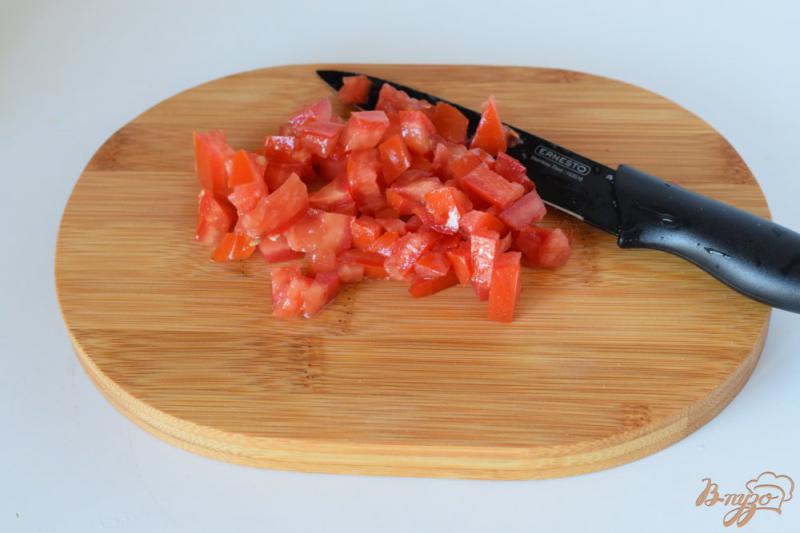Фото приготовление рецепта: Салат с чоризо и консервированным горошком шаг №3
