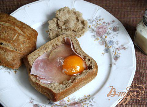 Фото приготовление рецепта: Горячий завтрак в булочке за 2 минуты шаг №2