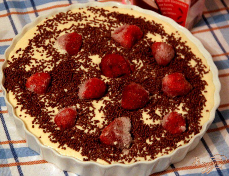 Фото приготовление рецепта: Запеканка из творога, с шоколадом и ягодами шаг №4