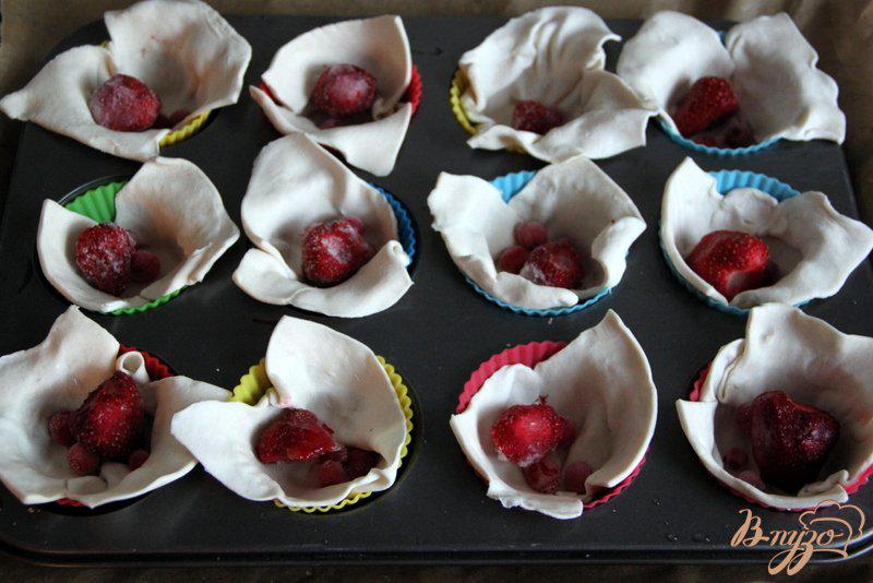 Фото приготовление рецепта: Быстрые слойки с ягодами и шоколадом шаг №3