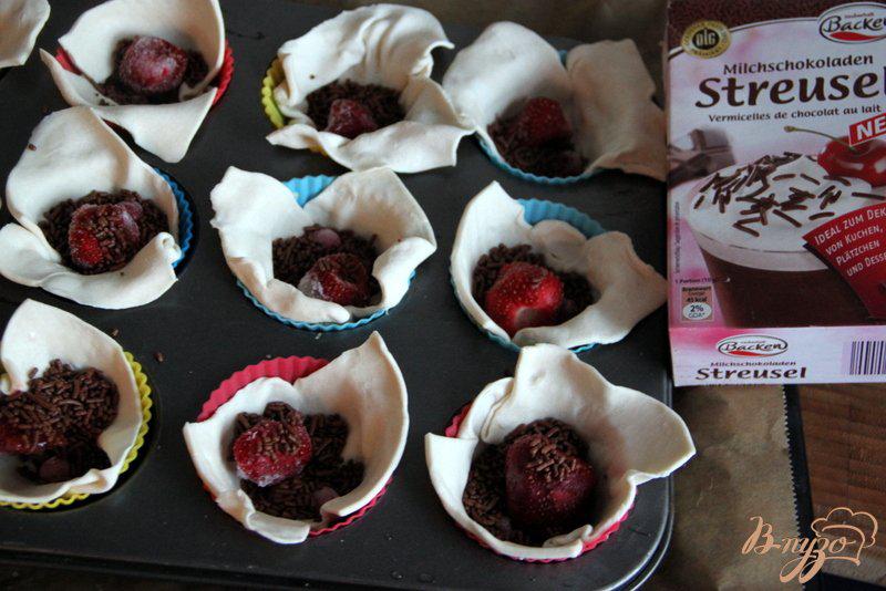 Фото приготовление рецепта: Быстрые слойки с ягодами и шоколадом шаг №4