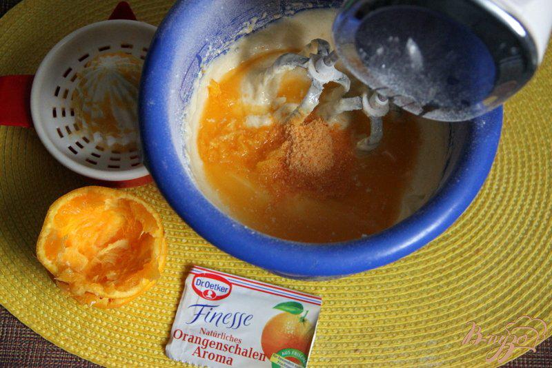 Фото приготовление рецепта: Маффины с апельсином и белым шоколадом шаг №3