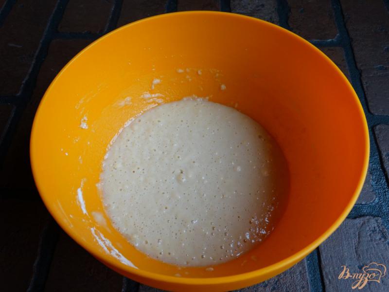Фото приготовление рецепта: Дрожжевой кекс с голубикой шаг №3