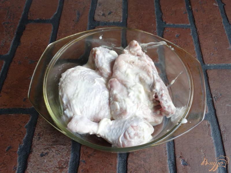 Фото приготовление рецепта: Курица, запеченная с мандаринами и луком шаг №2